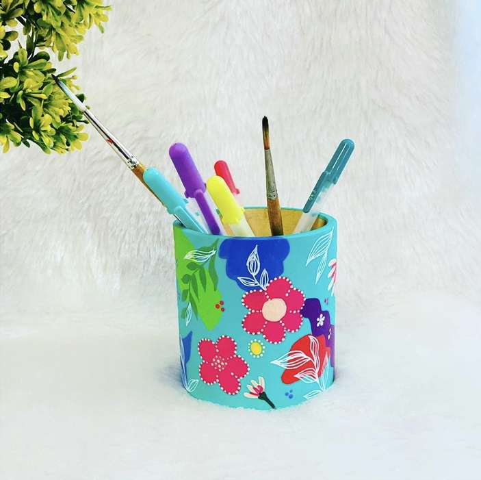 Tropical pen stand